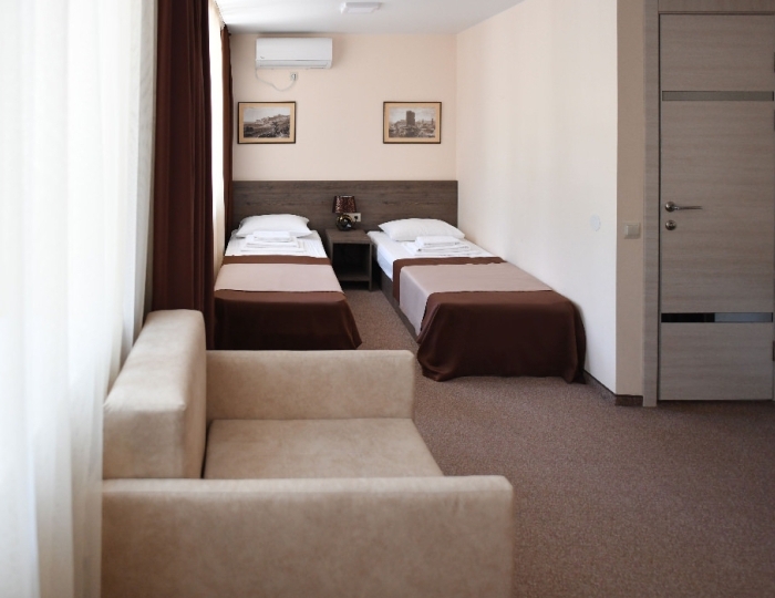 2-мест.(разм. в 3-мест.) 2-комн. полулюкс семейн. (север) - Пансионат «Феодора» Алушта