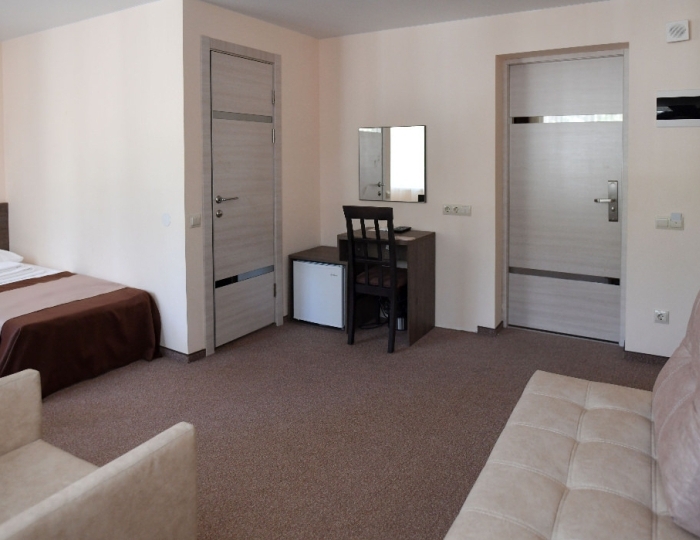 1-мест.(разм. в 3-мест.) 2-комн. полулюкс семейн. (север) - Пансионат «Феодора» Алушта